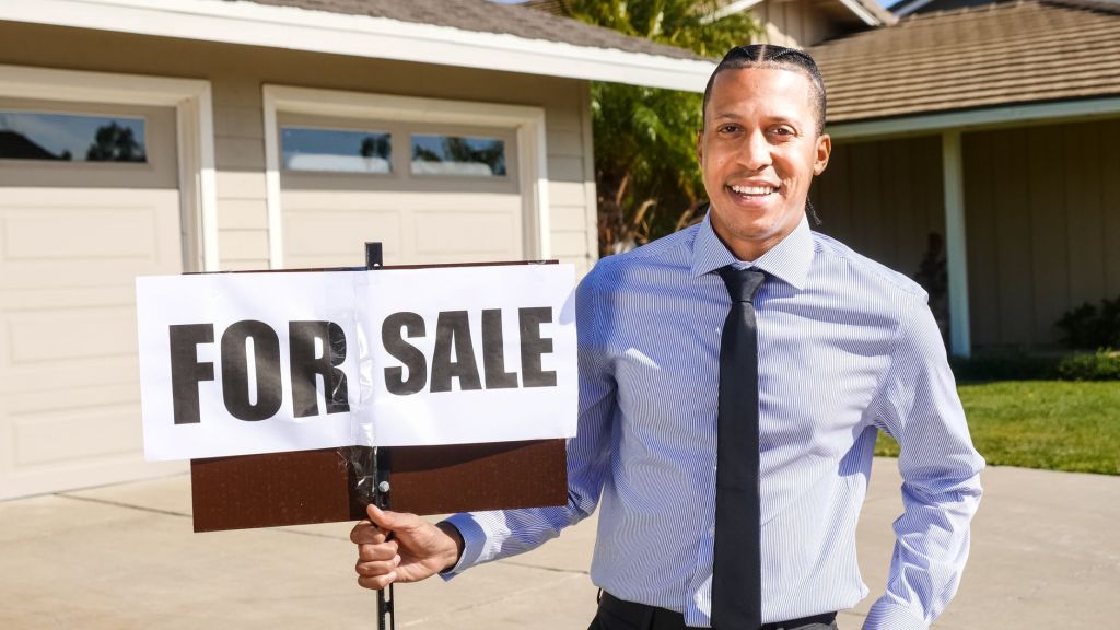 Real estate agent generating leads to grow an email marketing list
